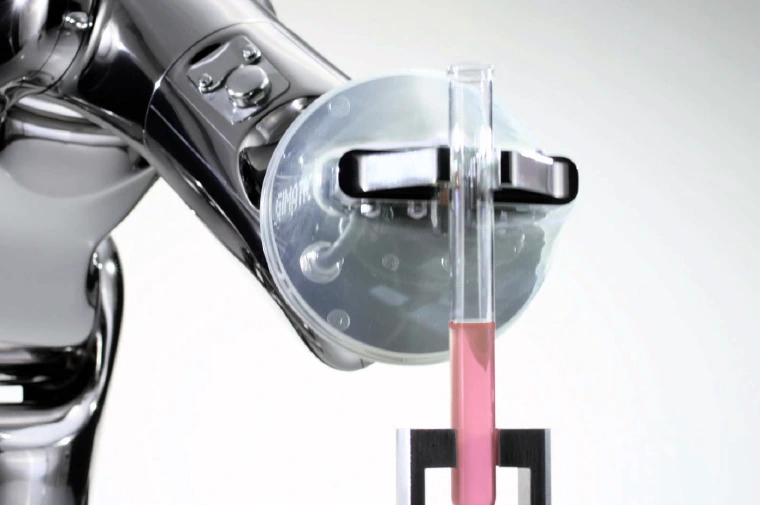 Denso Roboter mit Reagenzglas